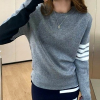 THOM BROWNE 그레이 앤 네이비 라운드 니트 8371