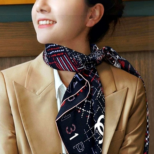 CHANEL 빈티지 문양 사각 스카프