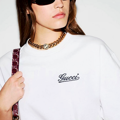 GUCCI 캘리 이탤릭 자수 티셔츠