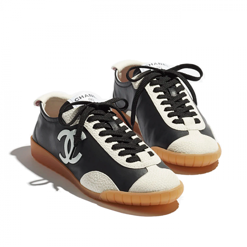 CHANEL 카프스킨 & 엠보스드 스웨이드 스니커즈