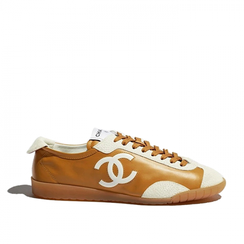 CHANEL 카프스킨 & 엠보스드 스웨이드 스니커즈