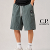 CP.COMPANY 스냅 버뮤다 로고패치 반바지