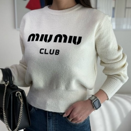 MIUM*U 클럽로고 라운드넥니트